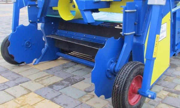 Копатель-валкоукладчик лука КЛ-1,4А Копатель-валкоукладчик лука КЛ-1,4А